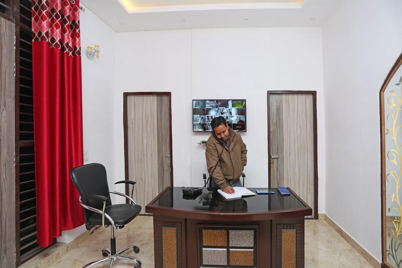 Hotel Rest Palace Agra  Bagian luar foto